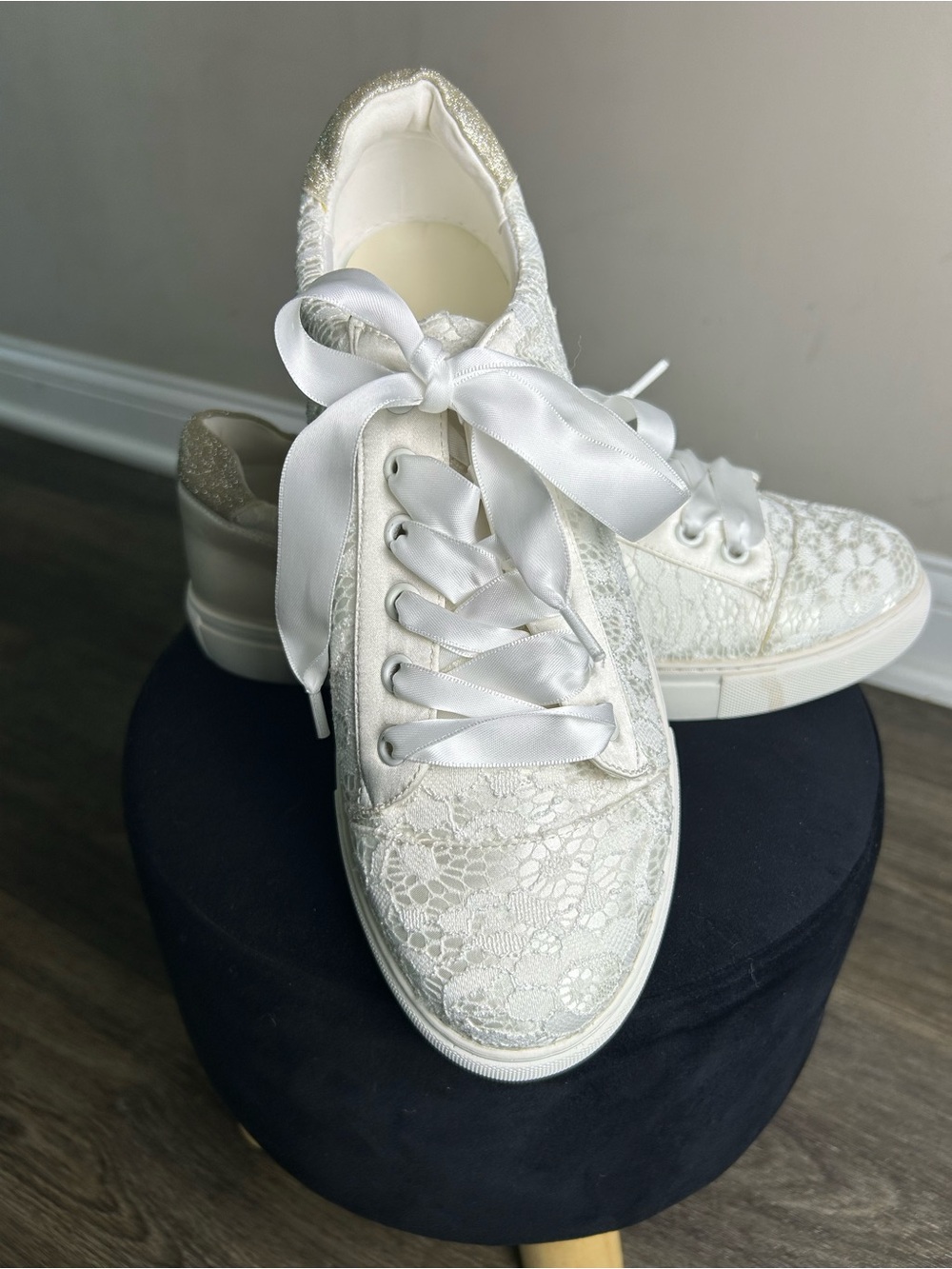 Women's White Lace Ribbon Lace-Up Sneakers